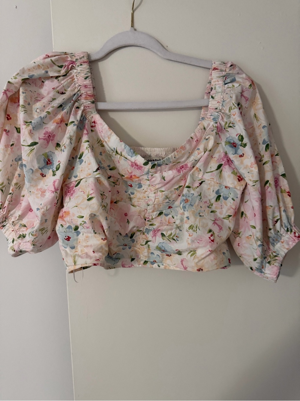 Abercrombie & Fitch Floral Puff-Sleeve Crop Top in Pastel Pink - Picture 2 of 2
